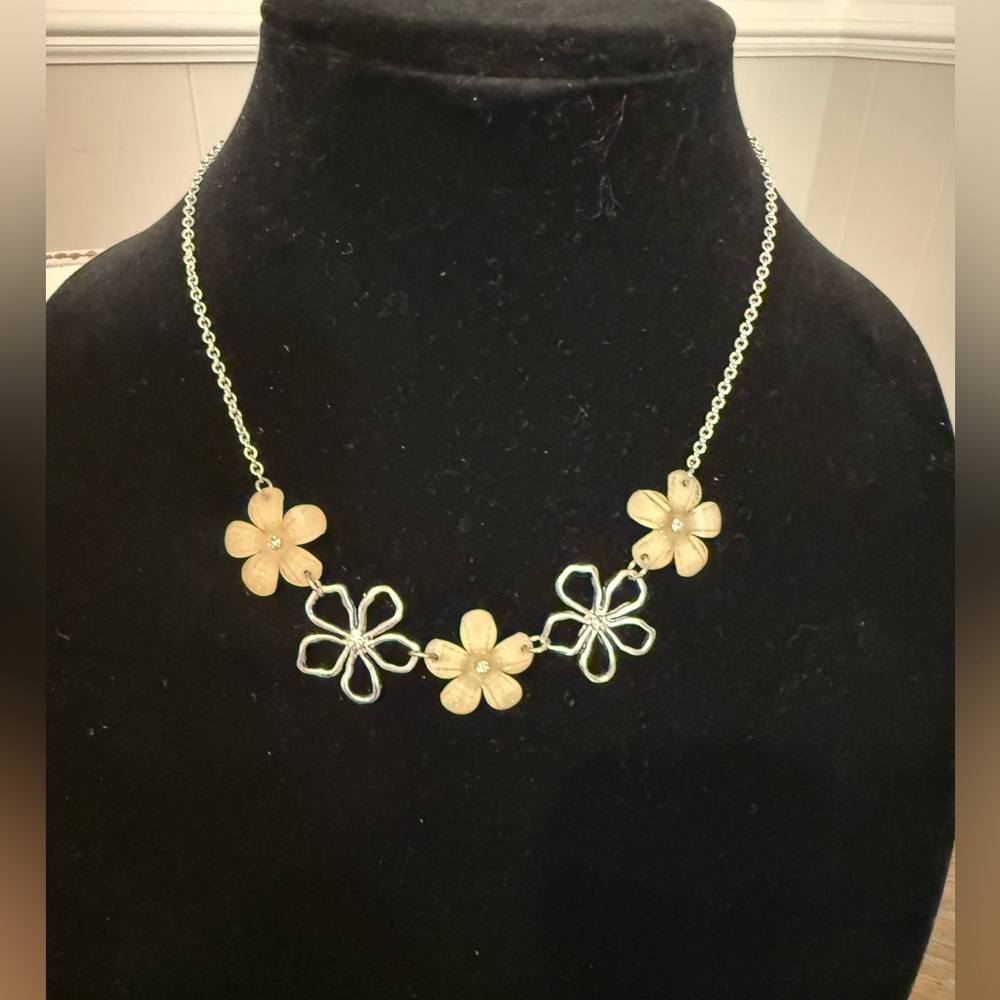 🔥2/$24 or 3/$30🔥 Floral Fashion Silver Necklace